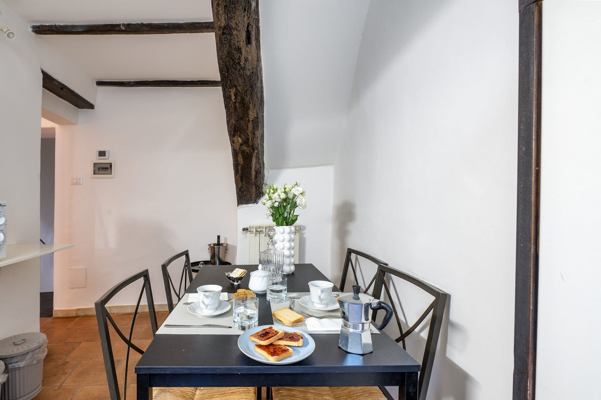 La colazione apparecchiata sotto la trave in legno