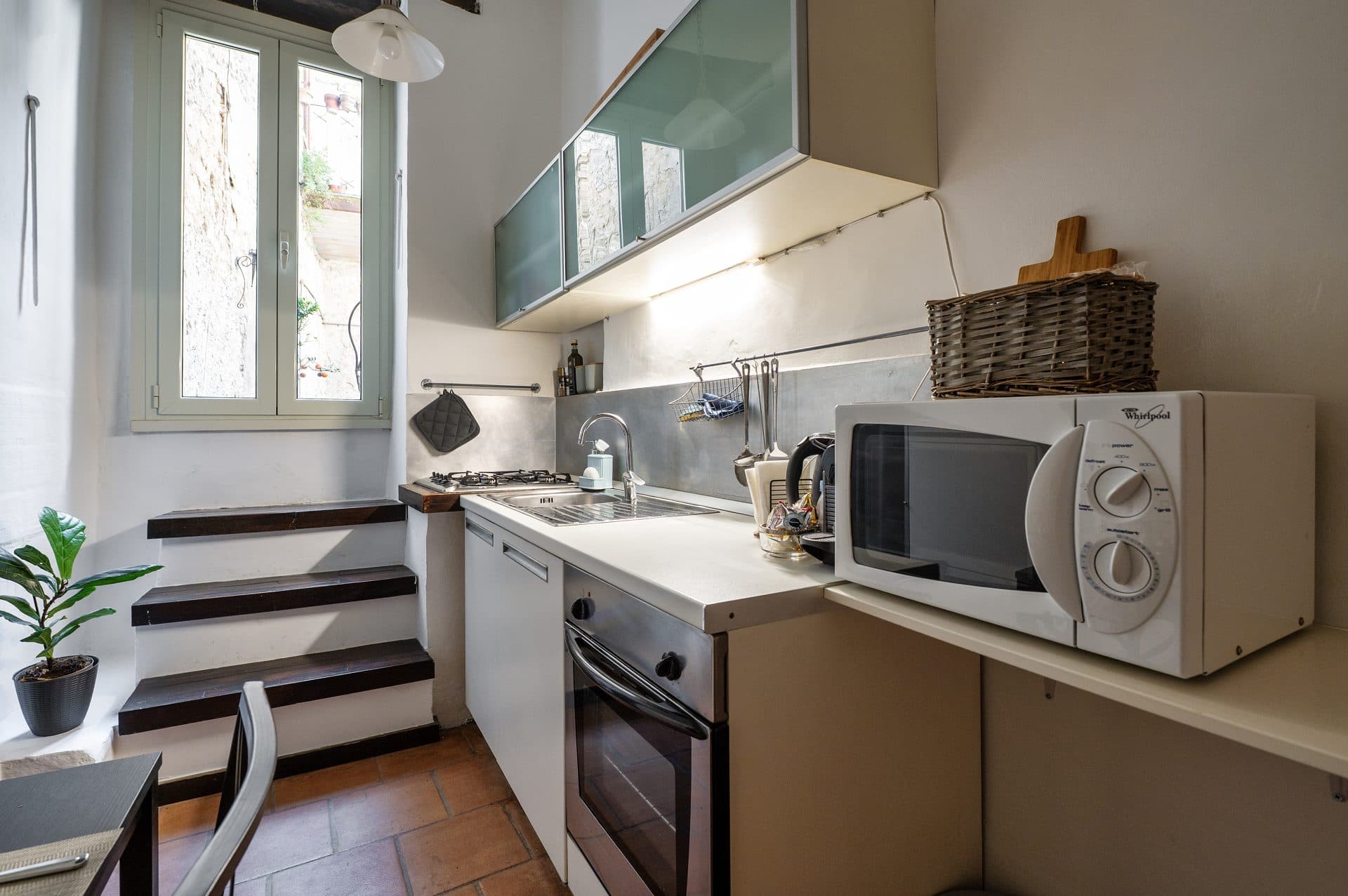 La cucina attrezzata con la scaletta e il pavimento in cotto