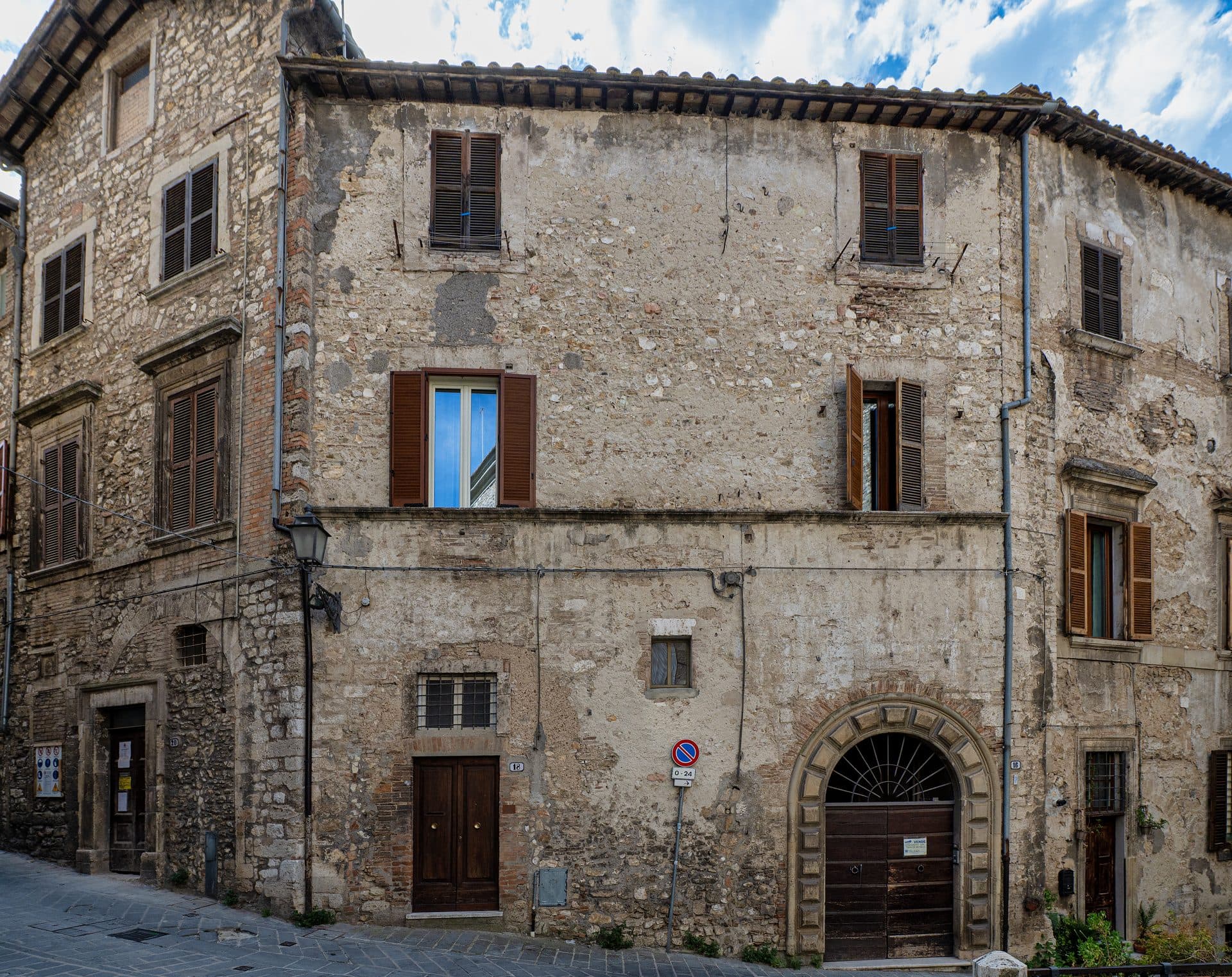 La facciata in pietra del palazzo nel centro medievale di Narni