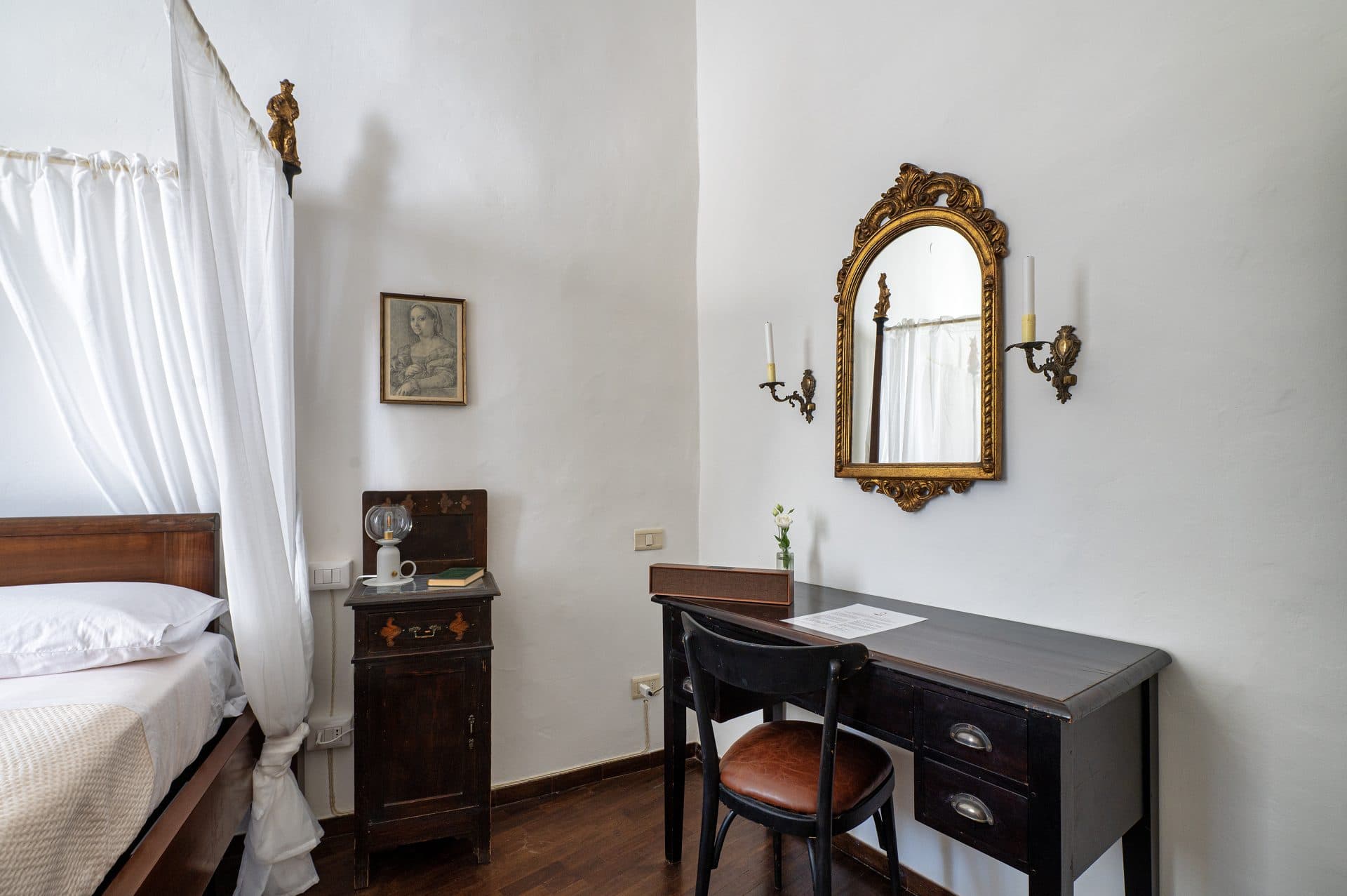Lo scrittoio d'epoca con lo specchio dorato e le candele a muro